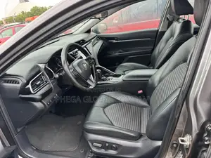 Toyota Camry SE (2.5L 4cyl 8A) 2019 Gray