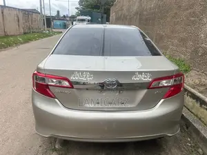 Toyota Camry XLE 4dr Sedan (2.5L 4cyl 6A) 2014 Gold