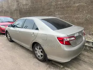 Toyota Camry XLE 4dr Sedan (2.5L 4cyl 6A) 2014 Gold