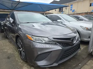 Toyota Camry SE (2.5L 4cyl 8A) 2019 Gray