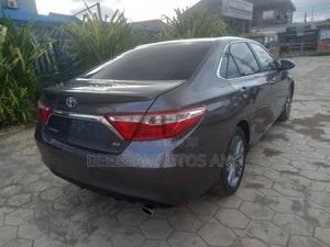 Toyota Camry SE 4dr Sedan (2.5L 4cyl 6A) 2017 Gray
