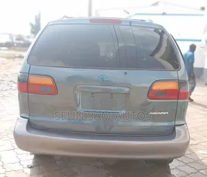 Toyota Sienna LE & 1 hatch 2000 Green