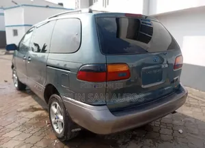 Toyota Sienna LE & 1 hatch 2000 Green