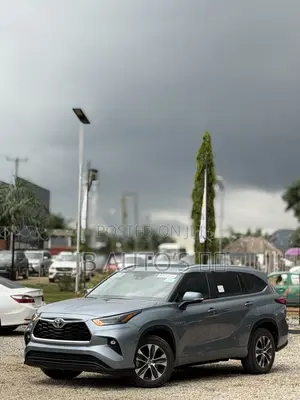 Toyota Highlander XLE AWD 2024 Blue