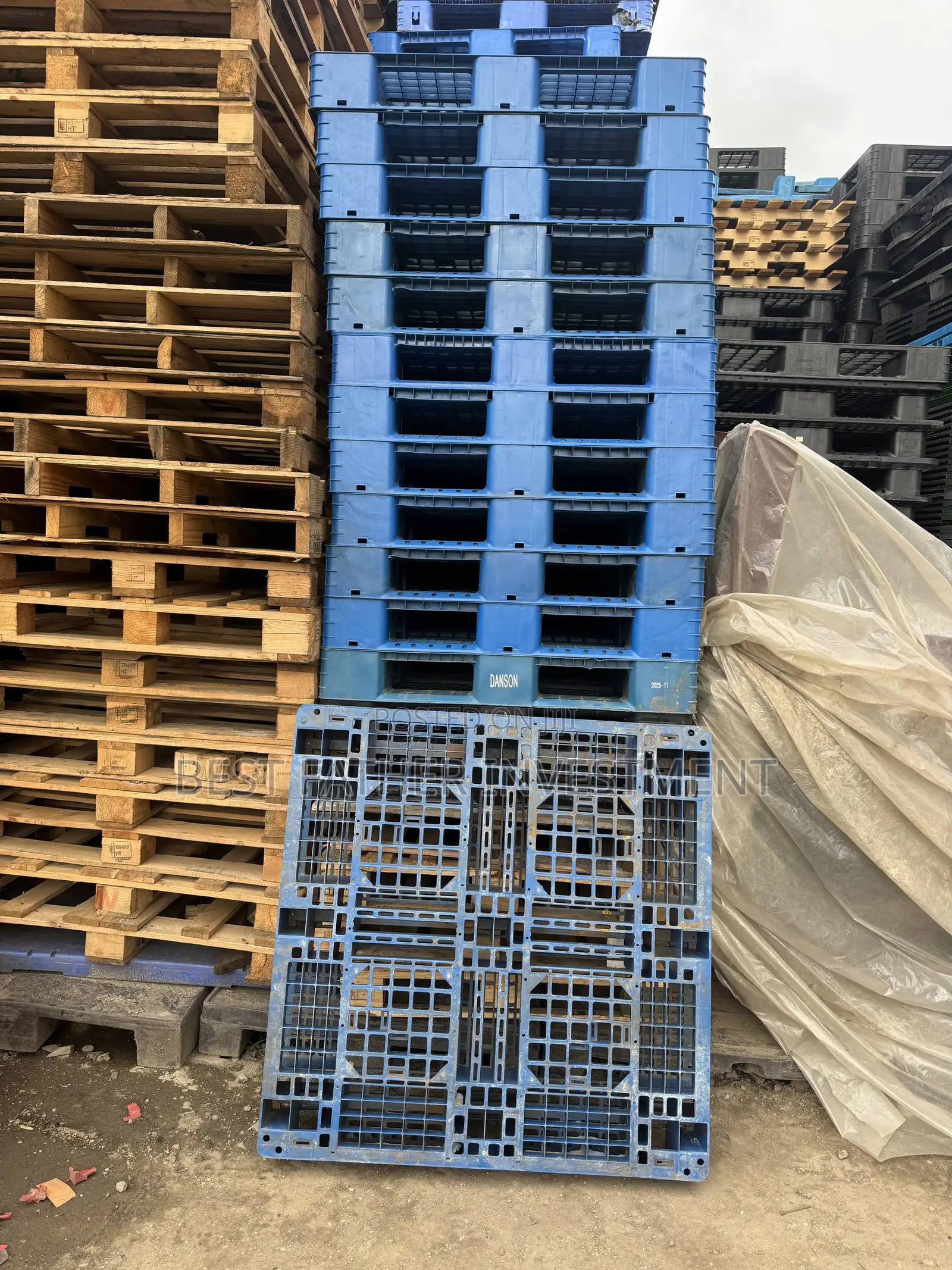 Durable Plastic Pallet Available in Black and Blue