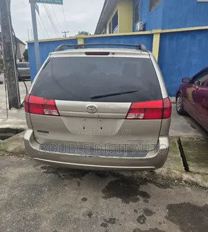 Toyota Sienna XLE 2005 Gold