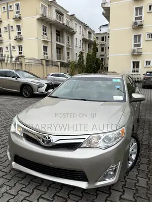 Toyota Camry XLE V6 4dr Sedan (3.5L 6cyl 6A) 2013 Gold