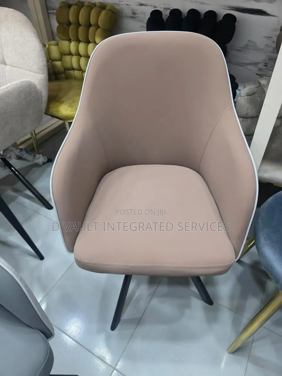 Exquisite Visitors Chair / Accent Chair