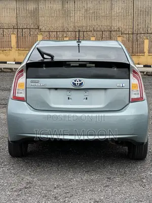 Toyota Prius Five 4dr Hatchback (1.8L 4cyl gas/electric hybrid CVT)