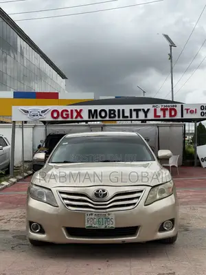 Toyota Camry LE 4dr Sedan (2.5L 4cyl 6A) 2011 Gold