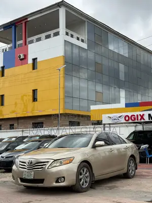 Toyota Camry LE 4dr Sedan (2.5L 4cyl 6A) 2011 Gold
