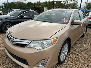 Toyota Camry XLE 4dr Sedan (2.5L 4cyl 6A) 2013 Gold