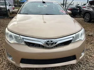 Toyota Camry XLE 4dr Sedan (2.5L 4cyl 6A) 2013 Gold