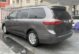 Toyota Sienna XLE 8 Passenger (3.5L 6cyl 6A) 2016 Gray