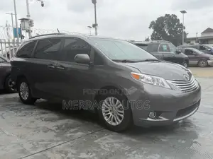 Toyota Sienna XLE 8 Passenger (3.5L 6cyl 6A) 2016 Gray