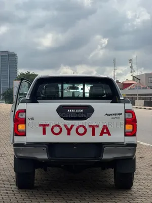 Toyota Hilux 2022 White