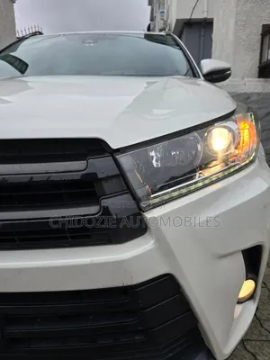 Toyota Highlander SE 4x4 V6 (3.5L 6cyl 8A) 2017 White