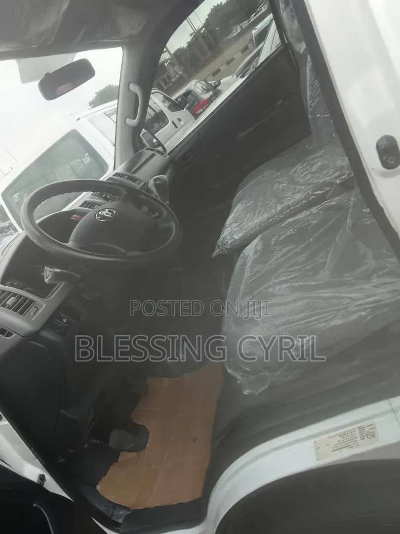 Toyota HiAce 2012 White