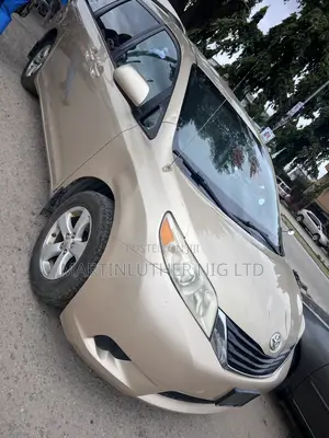 Toyota Sienna LE 7 Passenger 2011 Gold