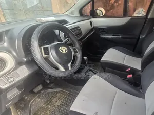 Toyota Yaris LE Hatchback 5dr 2012 Gray