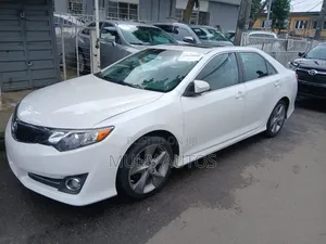 Toyota Camry SE 4dr Sedan (2.5L 4cyl 6A) 2013 White