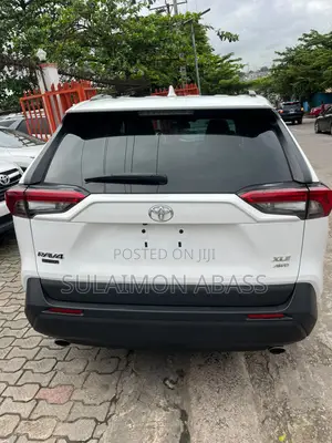 Toyota RAV4 XLE 2021 White