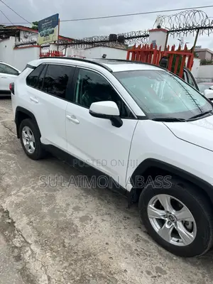 Toyota RAV4 XLE 2021 White