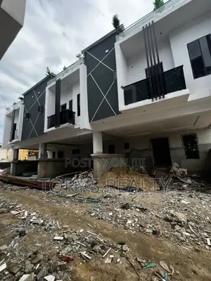 4bdrm Townhouse/Terrace in Agungi for sale