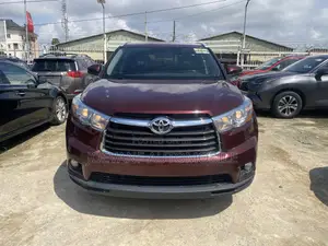 Toyota Highlander LE Plus V6 4x2 (3.5L 6cyl 6A) 2016 Red