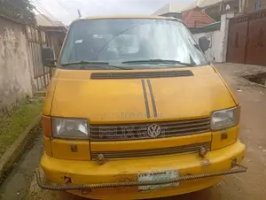 Volkswagen Transporter 2019 Yellow
