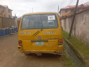 Volkswagen Transporter 2019 Yellow