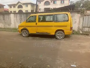 Volkswagen Transporter 2019 Yellow