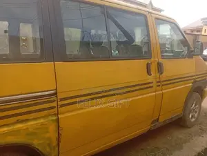 Volkswagen Transporter 2019 Yellow