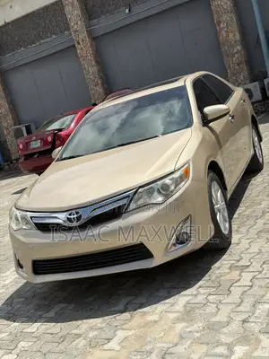 Toyota Camry XLE 4dr Sedan (2.5L 4cyl 6A) 2013 Gold