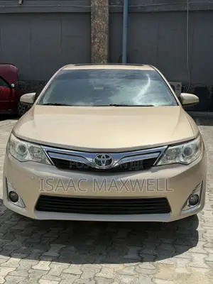 Toyota Camry XLE 4dr Sedan (2.5L 4cyl 6A) 2013 Gold