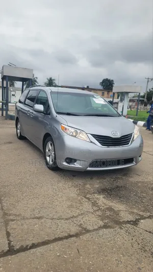 Toyota Sienna LE 7 Passenger 2011 Silver