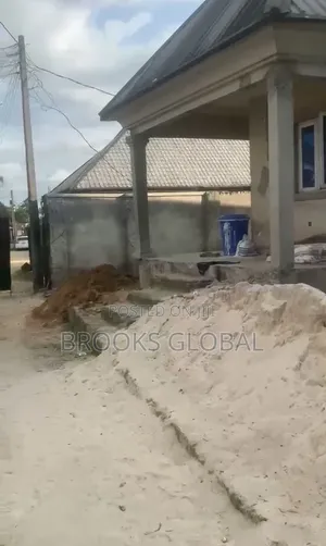 6bdrm Bungalow in Warri for sale