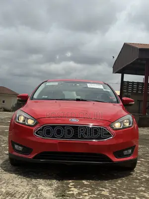 Ford Focus Titanium Hatchback FWD (2.0L 4cyl 6A) 2016 Red