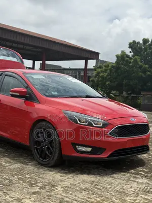Ford Focus Titanium Hatchback FWD (2.0L 4cyl 6A) 2016 Red