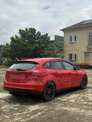Ford Focus Titanium Hatchback FWD (2.0L 4cyl 6A) 2016 Red