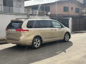 Toyota Sienna LE AWD 7-Passenger 2013 Gold
