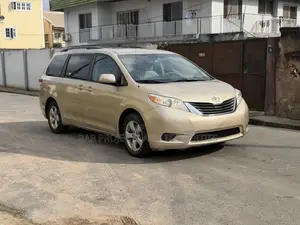 Toyota Sienna LE AWD 7-Passenger 2013 Gold