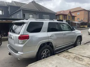 Toyota 4-Runner SR5 4WD 2012 Silver
