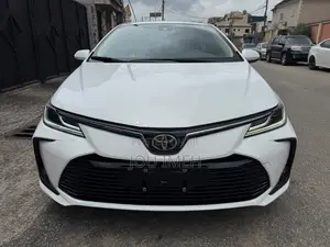 Toyota Corolla XLE 2021 White