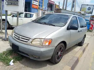 Toyota Sienna 2001 Silver