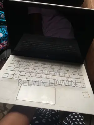 Laptop HP Pavilion 10 8GB Intel Core i3 HDD+SSD 1T