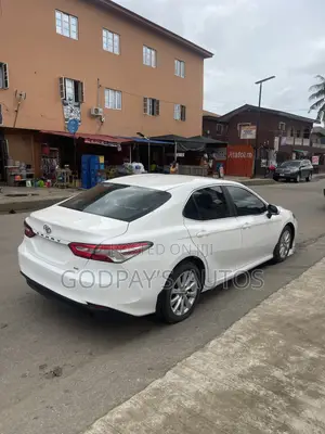 Toyota Camry LE FWD (2.5L 4cyl 8AM) 2018 White