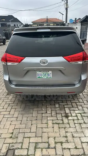 Toyota Sienna LE 7 Passenger 2011