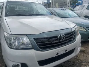 Toyota Hilux SR 4x4 2013 White