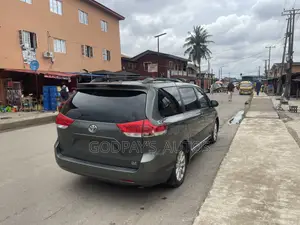 Toyota Sienna XLE 7-Passenger 4dr Minivan AWD (3.5L 6cyl 6A) 2014 Green